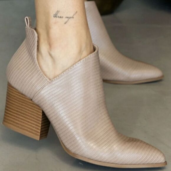 QUPID POINTED TOE SIDE ZIPPER CLOSURE WOMEN'S ANKLE BOOTIES - Picture 4 of 15